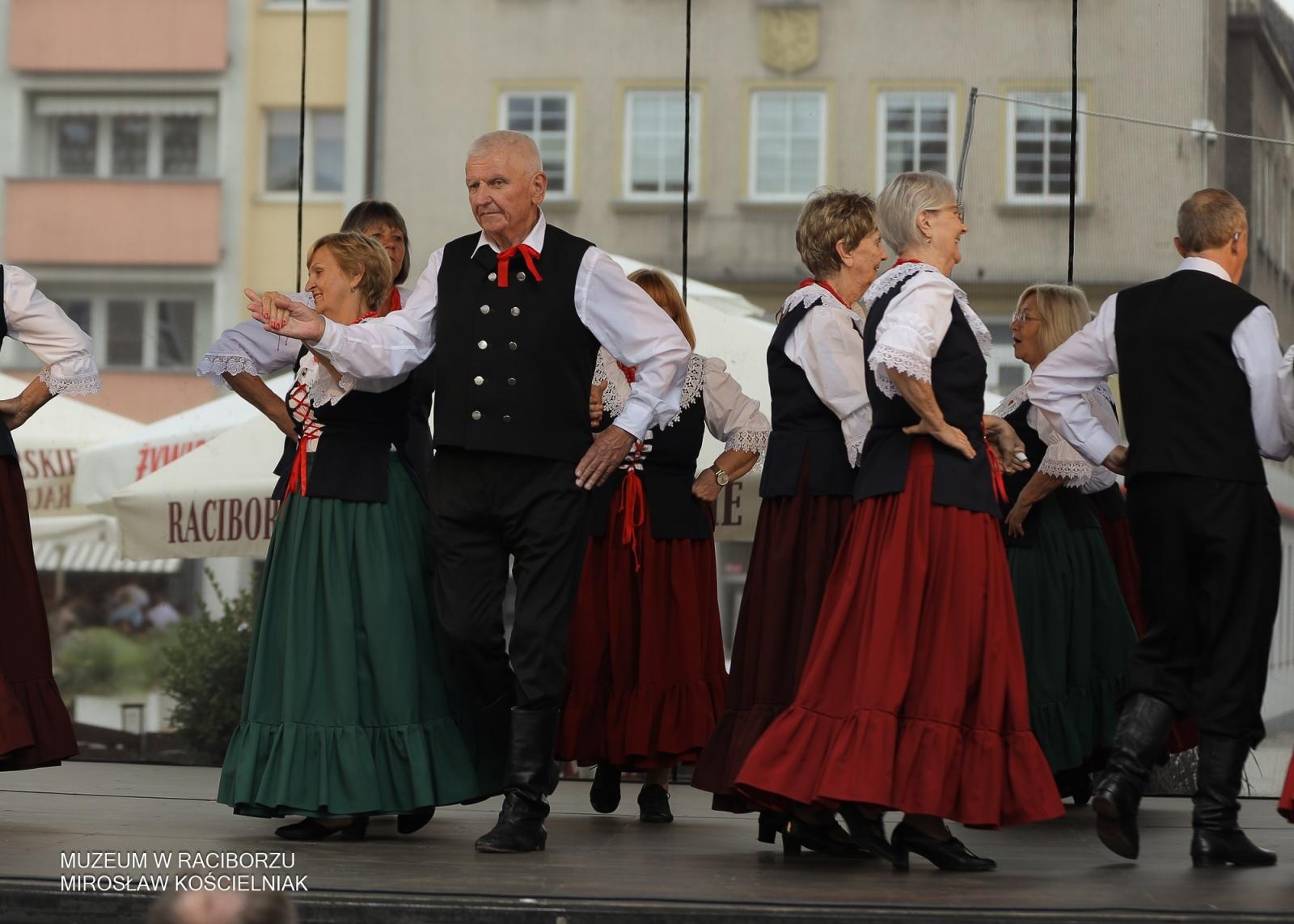 Zdjęcie w galerii na portalu naszraciborz.pl: Polsko-czeski festiwal tradycji i rzemiosł ożywił ul. Długą w Raciborzu wiadomości z regionu