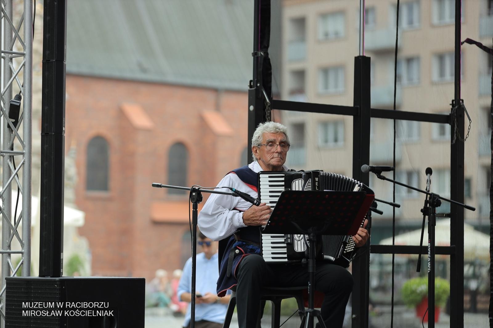 Zdjęcie w galerii na portalu naszraciborz.pl: Polsko-czeski festiwal tradycji i rzemiosł ożywił ul. Długą w Raciborzu wiadomości z regionu