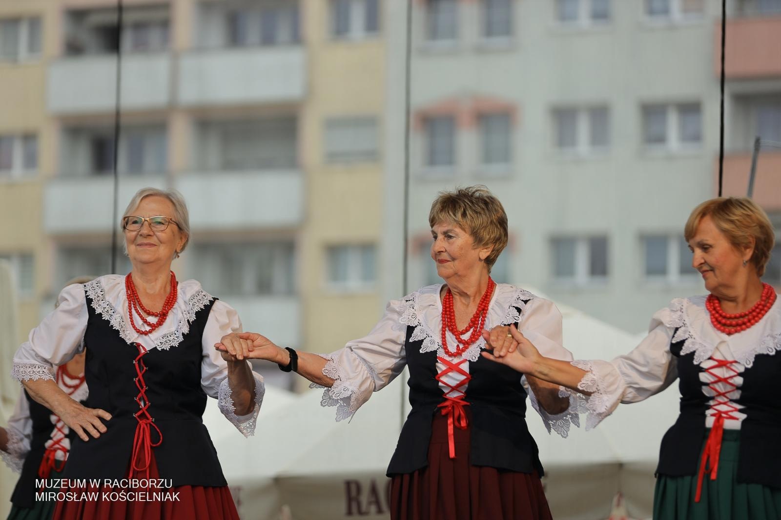 Zdjęcie w galerii na portalu naszraciborz.pl: Polsko-czeski festiwal tradycji i rzemiosł ożywił ul. Długą w Raciborzu wiadomości z regionu