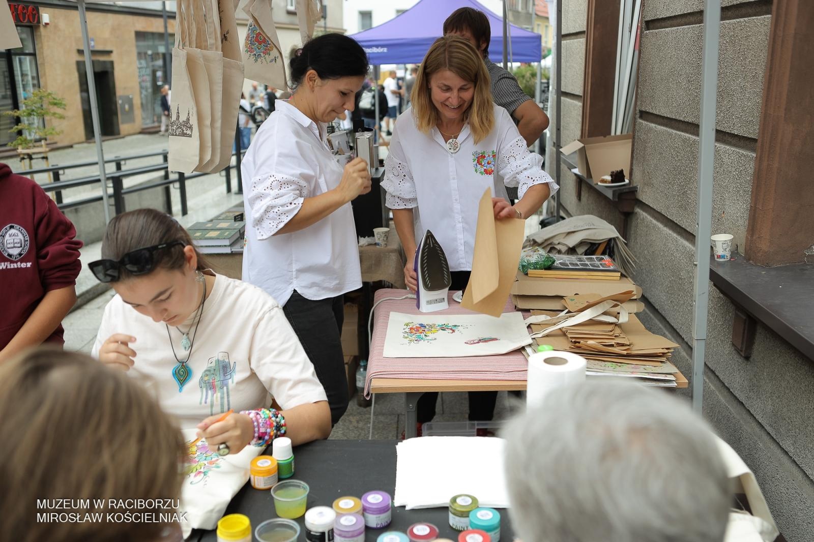 Zdjęcie w galerii na portalu naszraciborz.pl: Polsko-czeski festiwal tradycji i rzemiosł ożywił ul. Długą w Raciborzu wiadomości z regionu