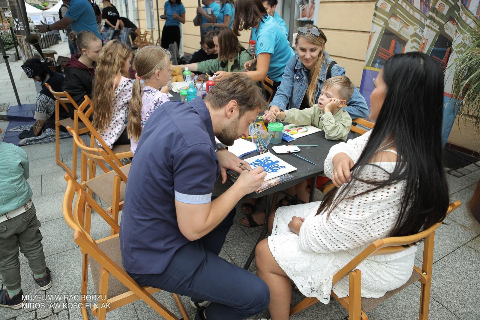 Zdjęcie w galerii na portalu naszraciborz.pl: Polsko-czeski festiwal tradycji i rzemiosł ożywił ul. Długą w Raciborzu wiadomości z regionu