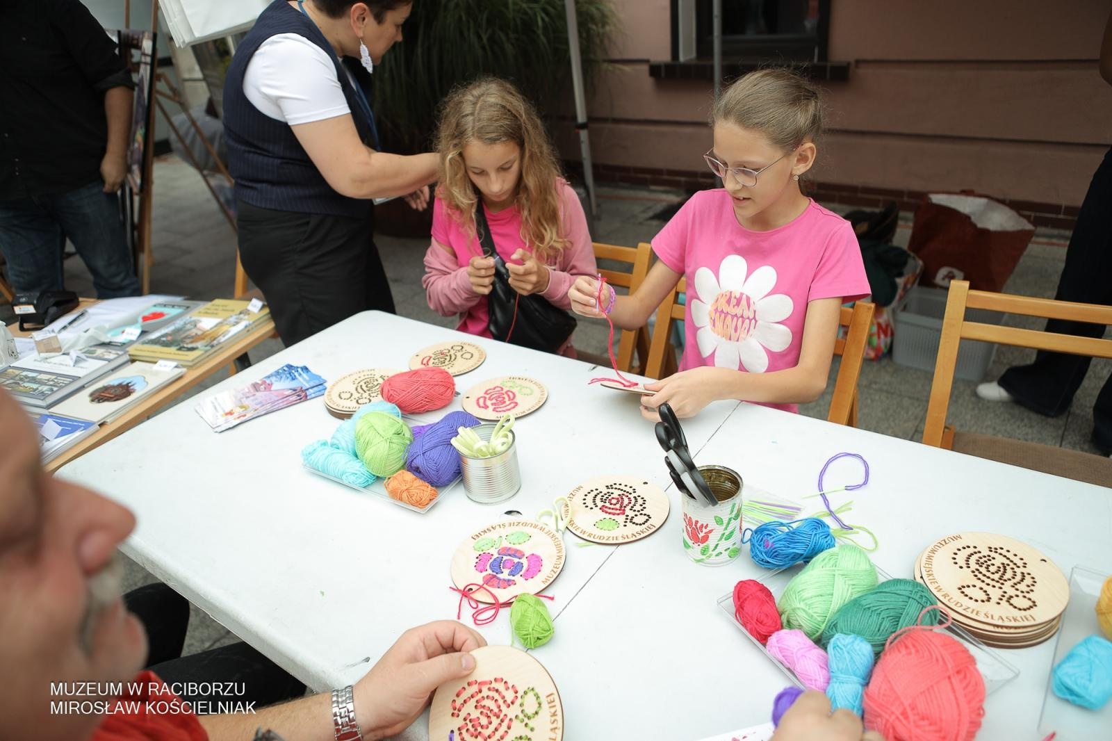 Zdjęcie w galerii na portalu naszraciborz.pl: Polsko-czeski festiwal tradycji i rzemiosł ożywił ul. Długą w Raciborzu wiadomości z regionu