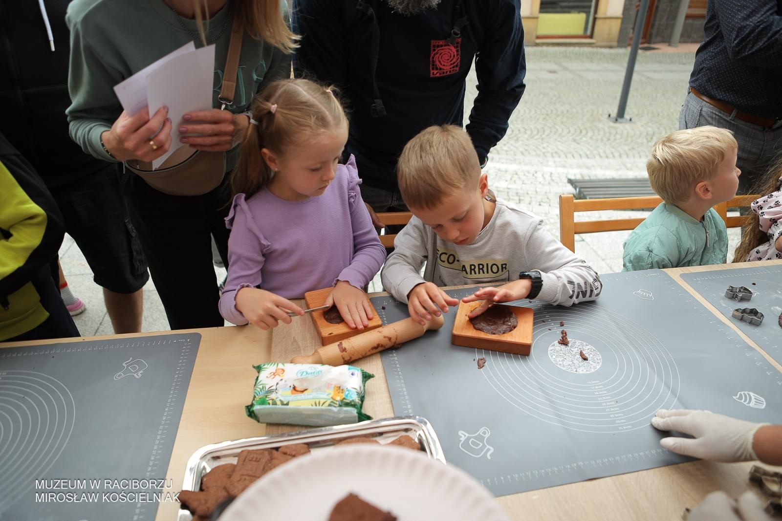 Zdjęcie w galerii na portalu naszraciborz.pl: Polsko-czeski festiwal tradycji i rzemiosł ożywił ul. Długą w Raciborzu wiadomości z regionu