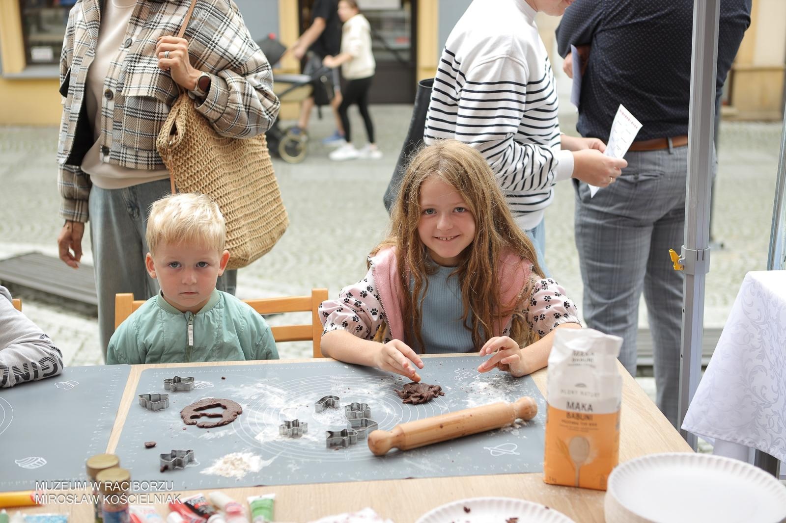 Zdjęcie w galerii na portalu naszraciborz.pl: Polsko-czeski festiwal tradycji i rzemiosł ożywił ul. Długą w Raciborzu wiadomości z regionu