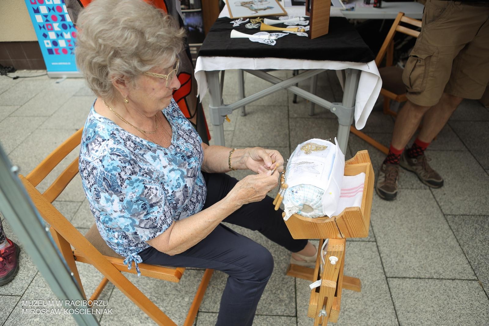 Zdjęcie w galerii na portalu naszraciborz.pl: Polsko-czeski festiwal tradycji i rzemiosł ożywił ul. Długą w Raciborzu wiadomości z regionu