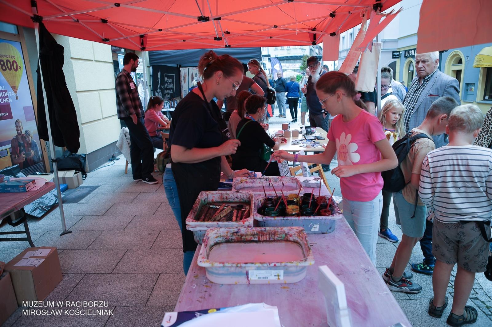 Zdjęcie w galerii na portalu naszraciborz.pl: Polsko-czeski festiwal tradycji i rzemiosł ożywił ul. Długą w Raciborzu wiadomości z regionu