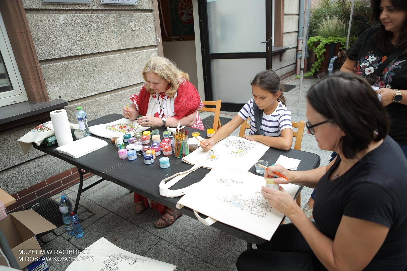 Zdjęcie w galerii na portalu naszraciborz.pl: Polsko-czeski festiwal tradycji i rzemiosł ożywił ul. Długą w Raciborzu wiadomości z regionu