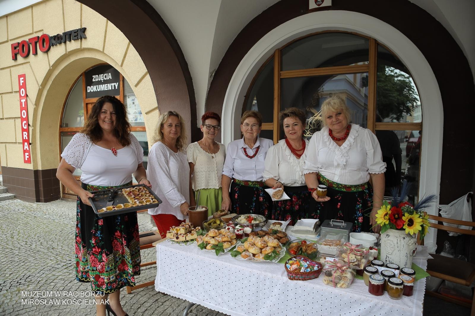 Zdjęcie w galerii na portalu naszraciborz.pl: Polsko-czeski festiwal tradycji i rzemiosł ożywił ul. Długą w Raciborzu wiadomości z regionu