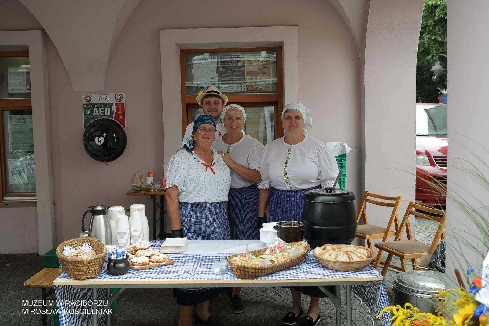 Zdjęcie w galerii na portalu naszraciborz.pl: Polsko-czeski festiwal tradycji i rzemiosł ożywił ul. Długą w Raciborzu wiadomości z regionu