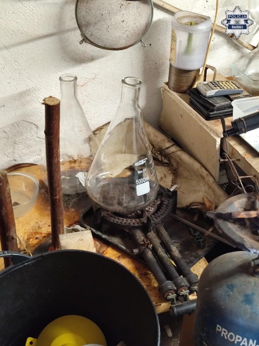 Zdjęcie w galerii na portalu naszraciborz.pl: Raciborscy kryminalni zlikwidowali linię produkcyjną narkotyków. Zatrzymano mieszkańca gm. Krzyżanowice wiadomości z regionu