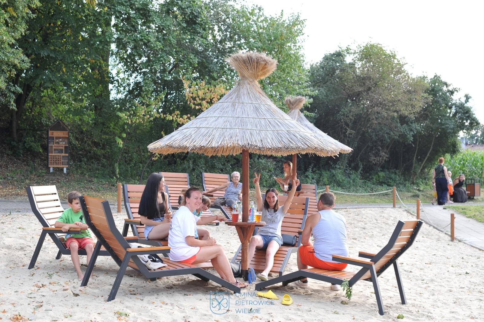 Zdjęcie w galerii na portalu naszraciborz.pl: Pożegnanie lata w Kornicach przyciągnęło tłumy na plażę Olszynka wiadomości z regionu