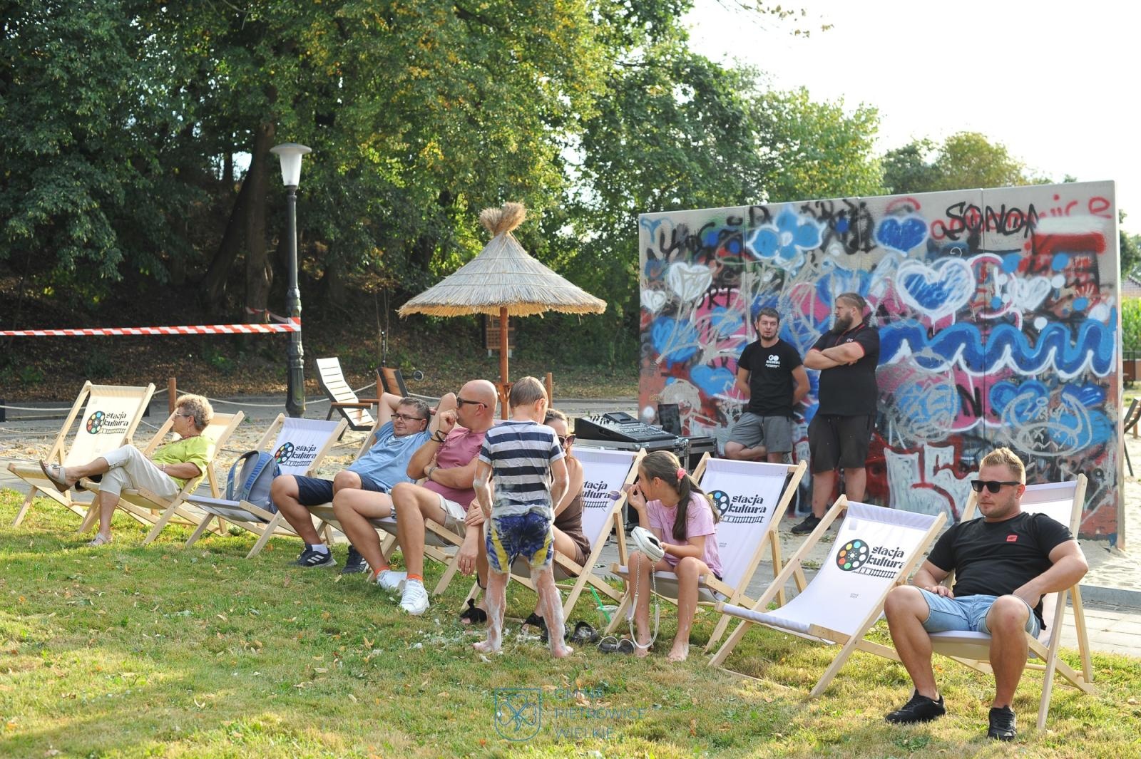 Zdjęcie w galerii na portalu naszraciborz.pl: Pożegnanie lata w Kornicach przyciągnęło tłumy na plażę Olszynka wiadomości z regionu