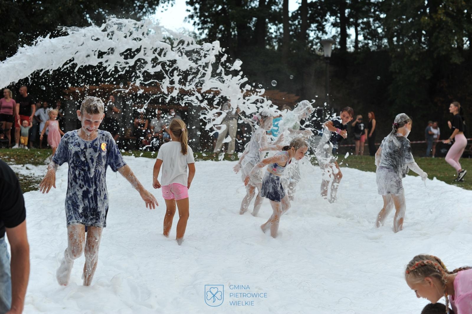 Zdjęcie w galerii na portalu naszraciborz.pl: Pożegnanie lata w Kornicach przyciągnęło tłumy na plażę Olszynka wiadomości z regionu