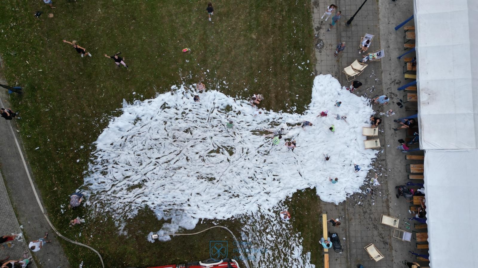 Zdjęcie w galerii na portalu naszraciborz.pl: Pożegnanie lata w Kornicach przyciągnęło tłumy na plażę Olszynka wiadomości z regionu