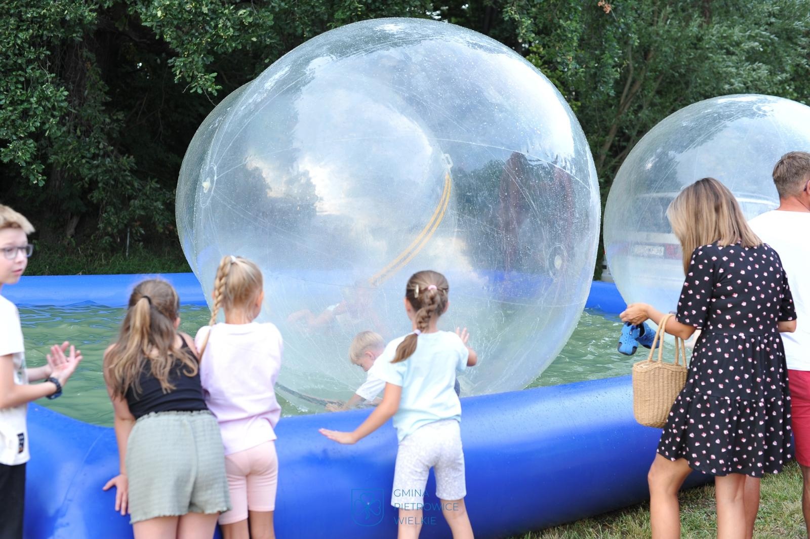 Zdjęcie w galerii na portalu naszraciborz.pl: Pożegnanie lata w Kornicach przyciągnęło tłumy na plażę Olszynka wiadomości z regionu
