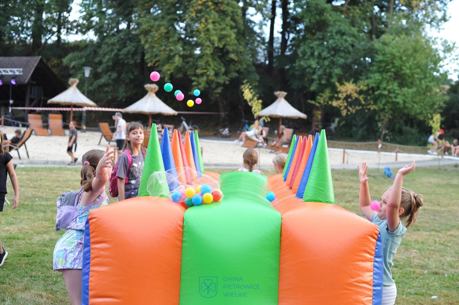 Zdjęcie w galerii na portalu naszraciborz.pl: Pożegnanie lata w Kornicach przyciągnęło tłumy na plażę Olszynka wiadomości z regionu