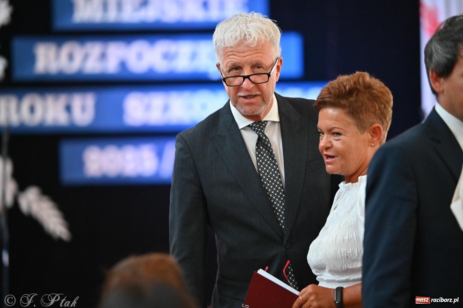 Zdjęcie w galerii na portalu naszraciborz.pl: Miejska inauguracja roku szkolnego w SP 13 – awanse i gratulacje dla nauczycieli wiadomości z regionu