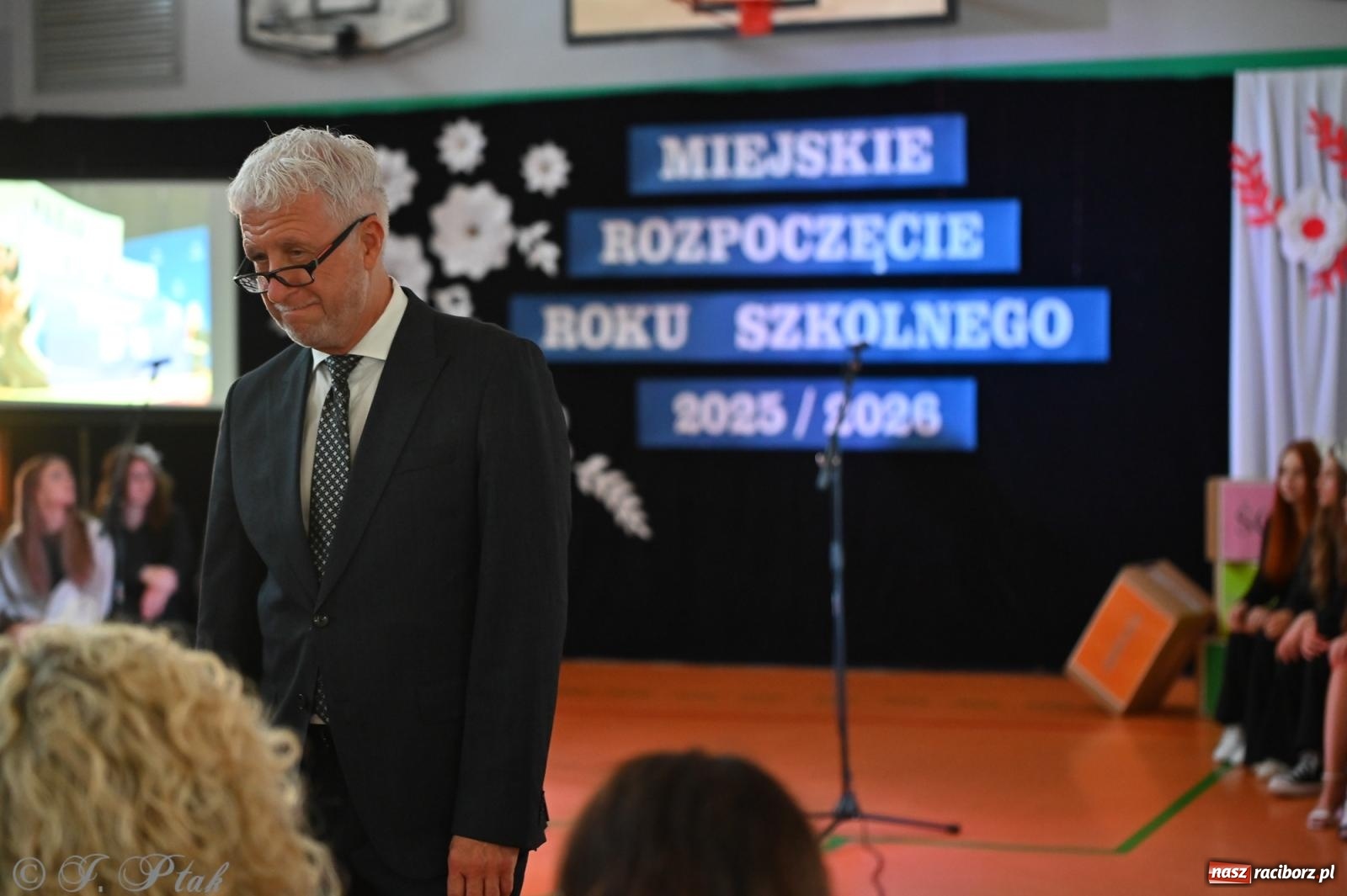 Zdjęcie w galerii na portalu naszraciborz.pl: Miejska inauguracja roku szkolnego w SP 13 – awanse i gratulacje dla nauczycieli wiadomości z regionu