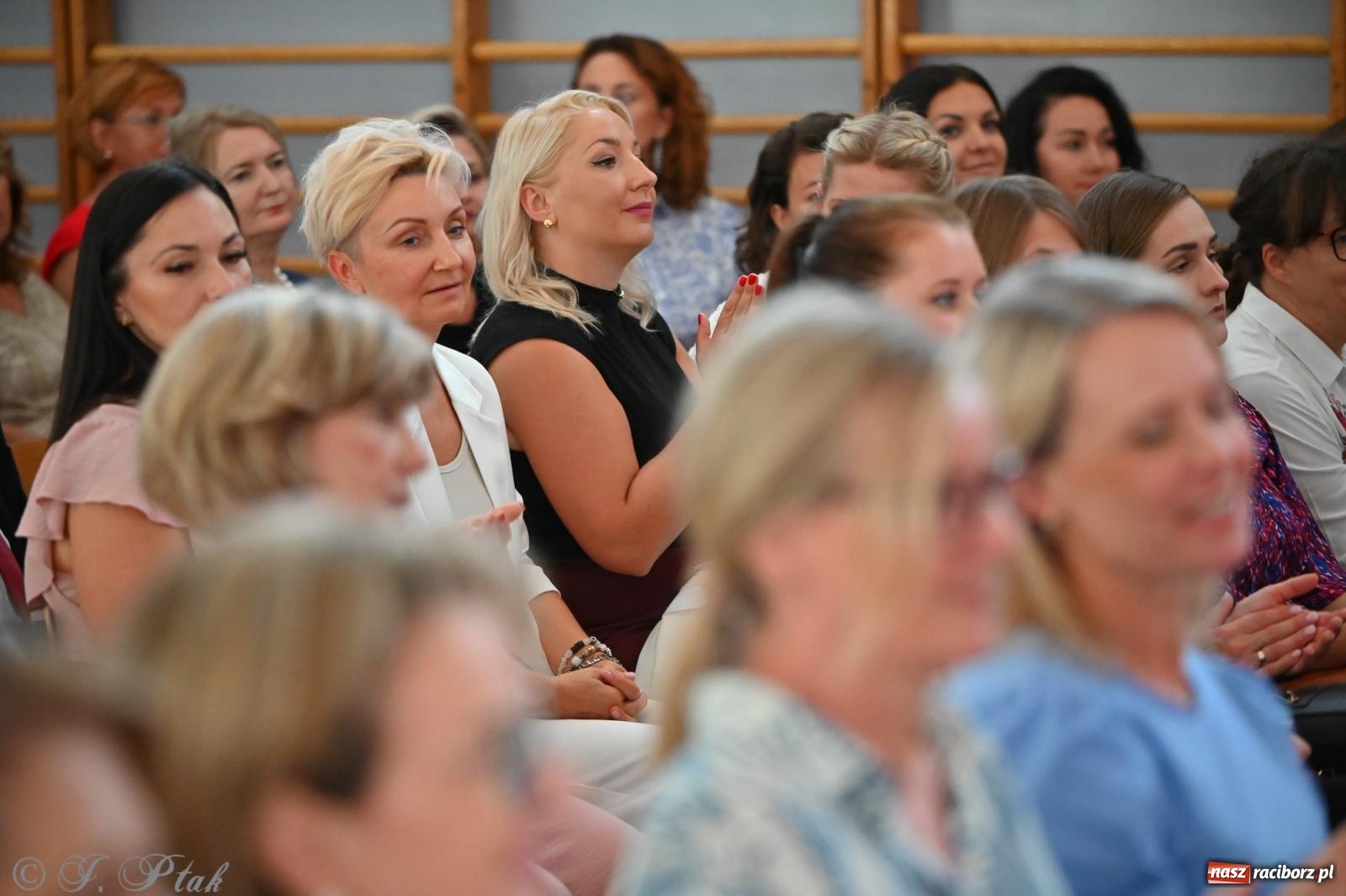Zdjęcie w galerii na portalu naszraciborz.pl: Miejska inauguracja roku szkolnego w SP 13 – awanse i gratulacje dla nauczycieli wiadomości z regionu