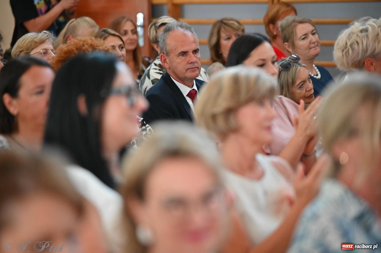 Zdjęcie w galerii na portalu naszraciborz.pl: Miejska inauguracja roku szkolnego w SP 13 – awanse i gratulacje dla nauczycieli wiadomości z regionu