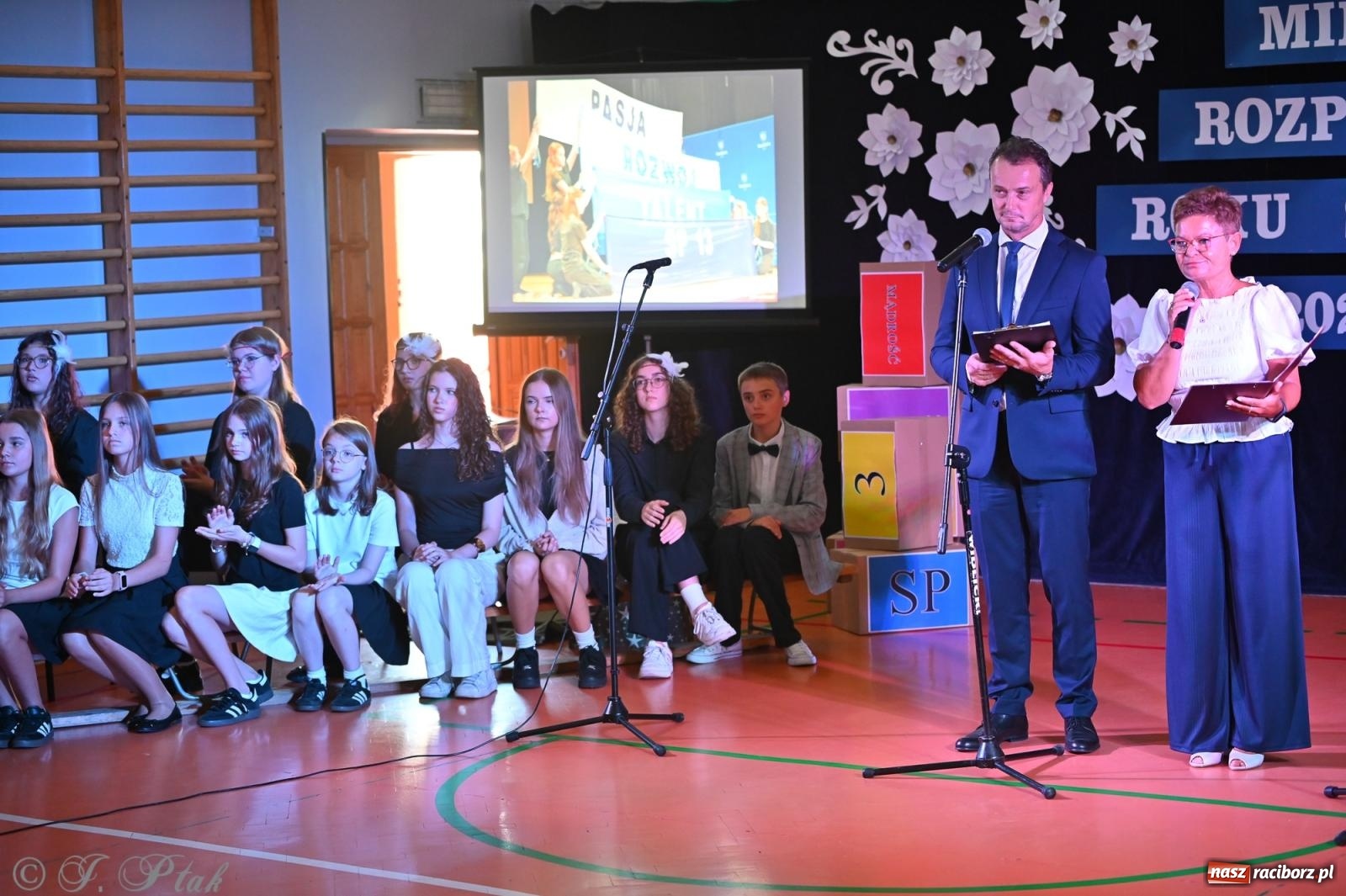 Zdjęcie w galerii na portalu naszraciborz.pl: Miejska inauguracja roku szkolnego w SP 13 – awanse i gratulacje dla nauczycieli wiadomości z regionu