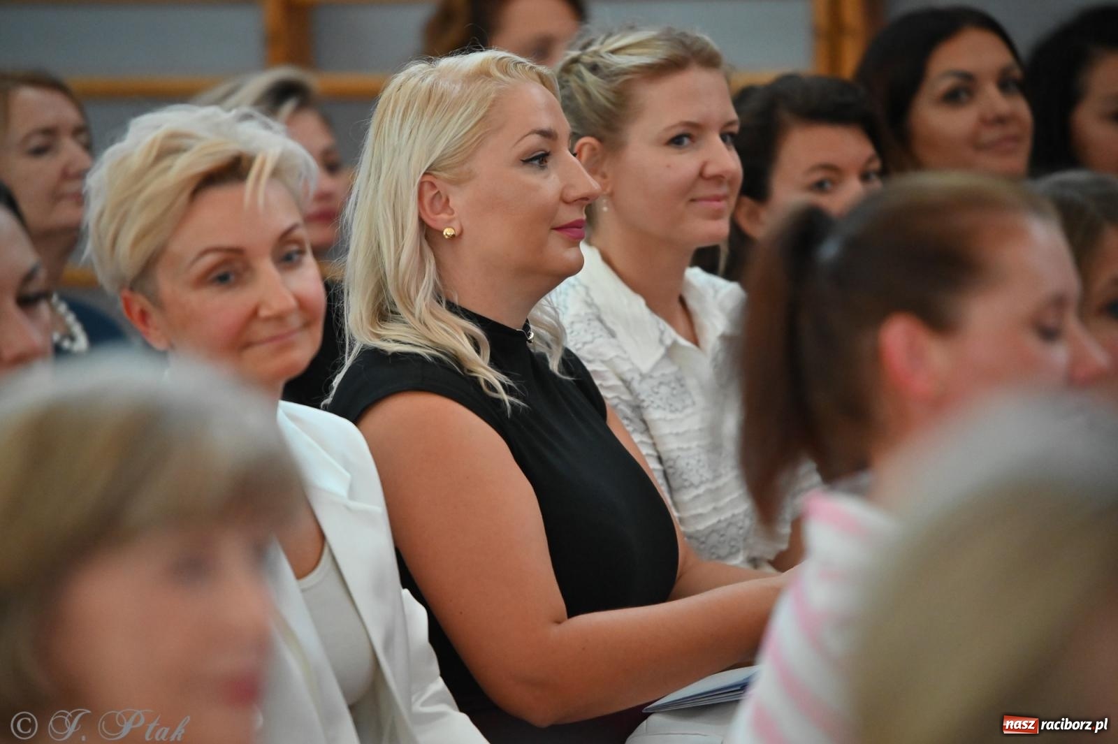 Zdjęcie w galerii na portalu naszraciborz.pl: Miejska inauguracja roku szkolnego w SP 13 – awanse i gratulacje dla nauczycieli wiadomości z regionu