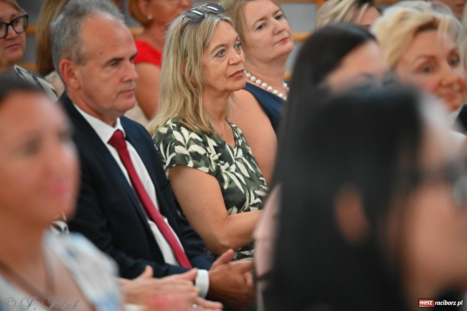 Zdjęcie w galerii na portalu naszraciborz.pl: Miejska inauguracja roku szkolnego w SP 13 – awanse i gratulacje dla nauczycieli wiadomości z regionu