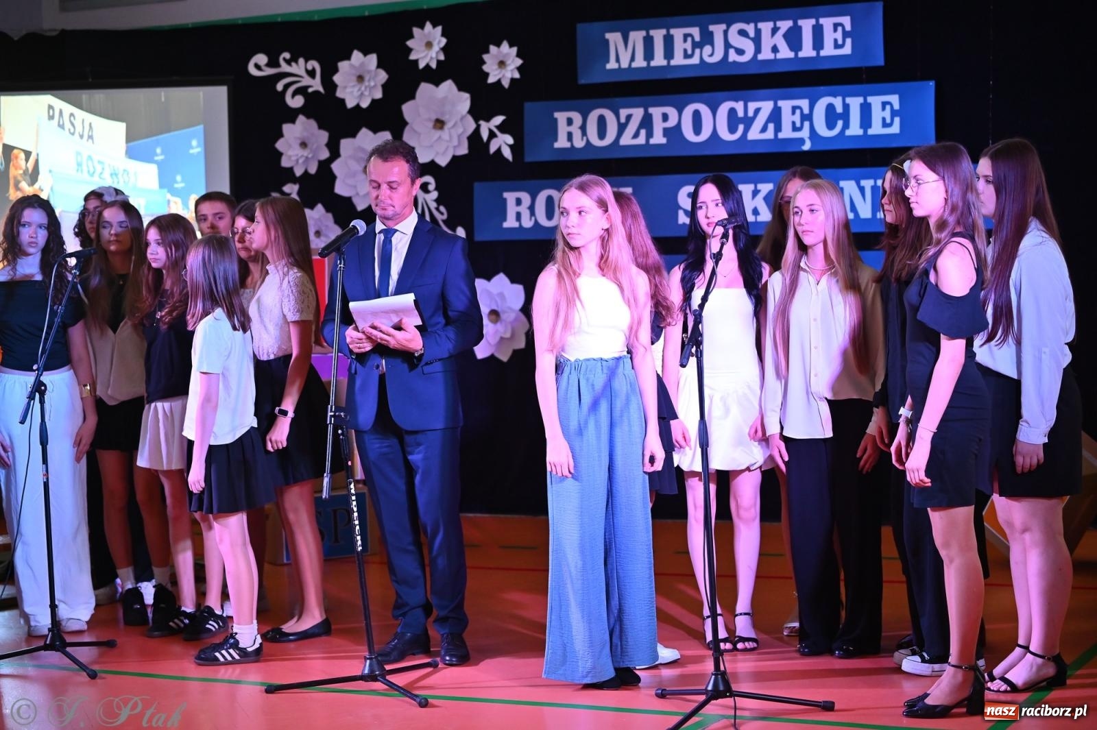 Zdjęcie w galerii na portalu naszraciborz.pl: Miejska inauguracja roku szkolnego w SP 13 – awanse i gratulacje dla nauczycieli wiadomości z regionu