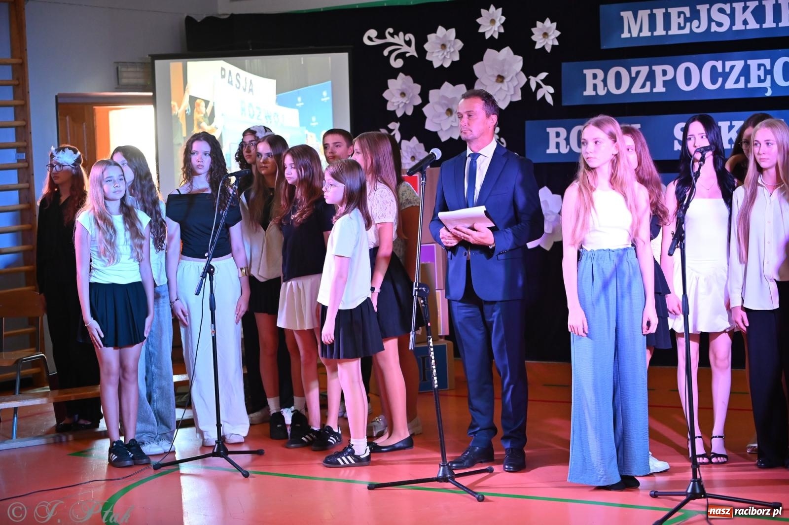 Zdjęcie w galerii na portalu naszraciborz.pl: Miejska inauguracja roku szkolnego w SP 13 – awanse i gratulacje dla nauczycieli wiadomości z regionu