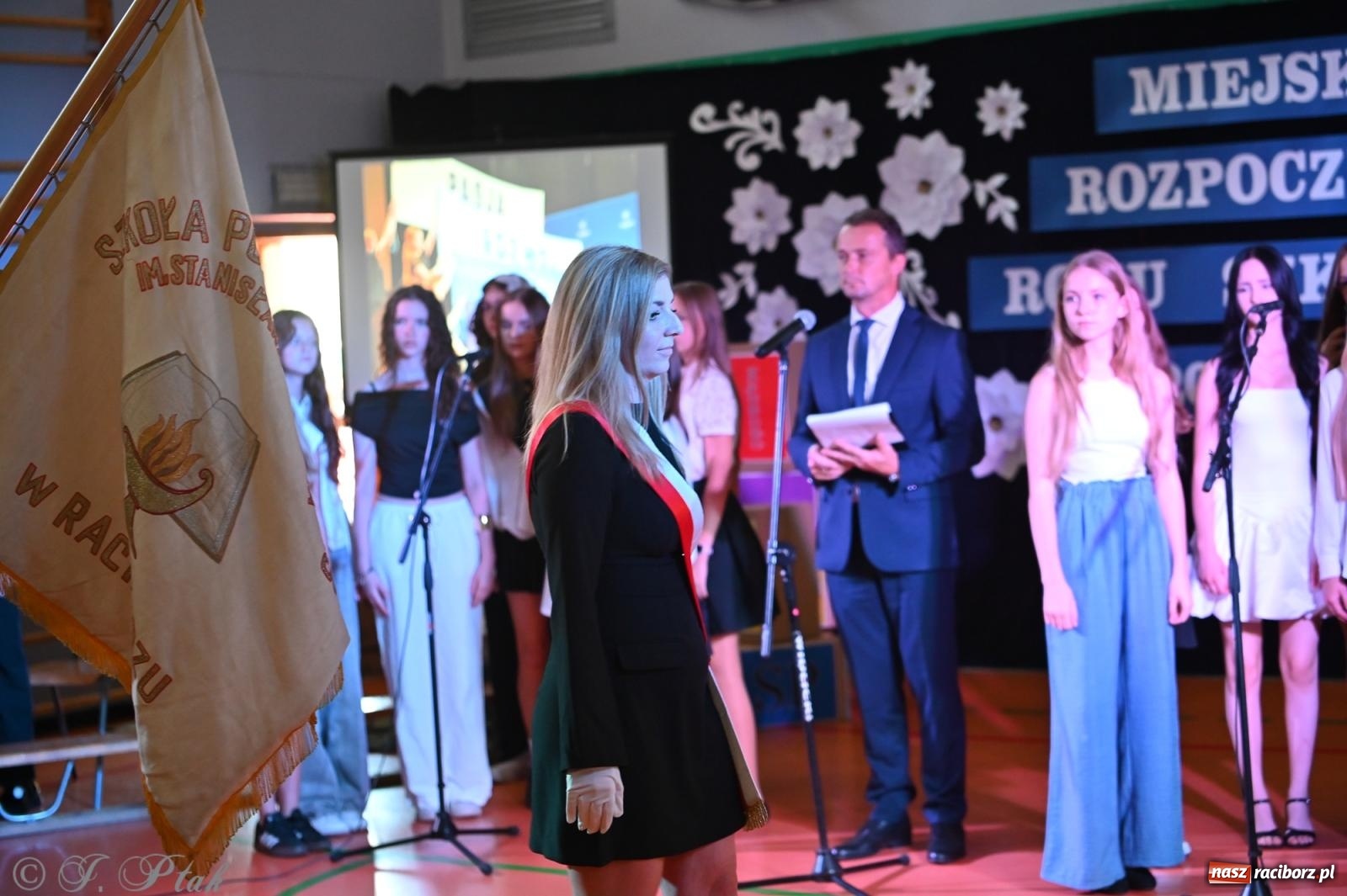 Zdjęcie w galerii na portalu naszraciborz.pl: Miejska inauguracja roku szkolnego w SP 13 – awanse i gratulacje dla nauczycieli wiadomości z regionu