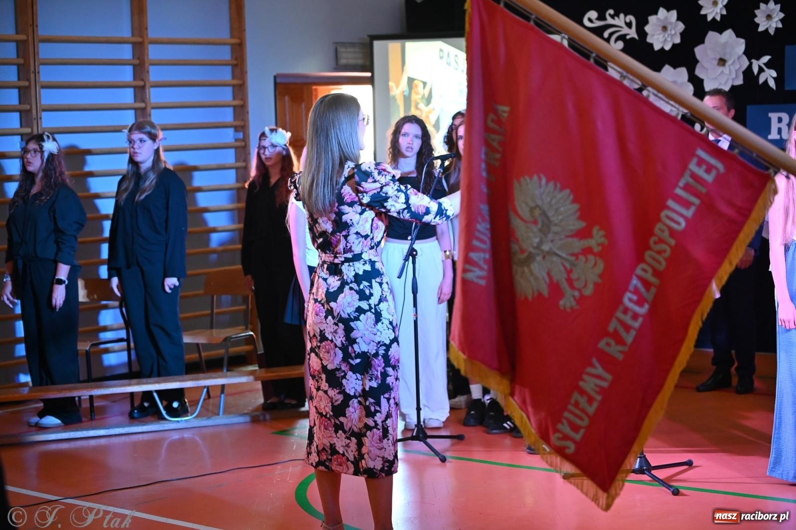 Zdjęcie w galerii na portalu naszraciborz.pl: Miejska inauguracja roku szkolnego w SP 13 – awanse i gratulacje dla nauczycieli wiadomości z regionu