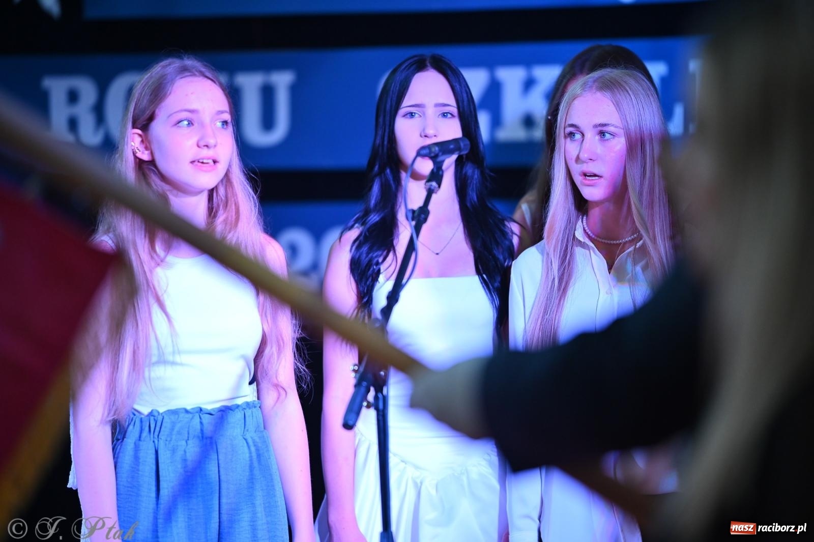 Zdjęcie w galerii na portalu naszraciborz.pl: Miejska inauguracja roku szkolnego w SP 13 – awanse i gratulacje dla nauczycieli wiadomości z regionu