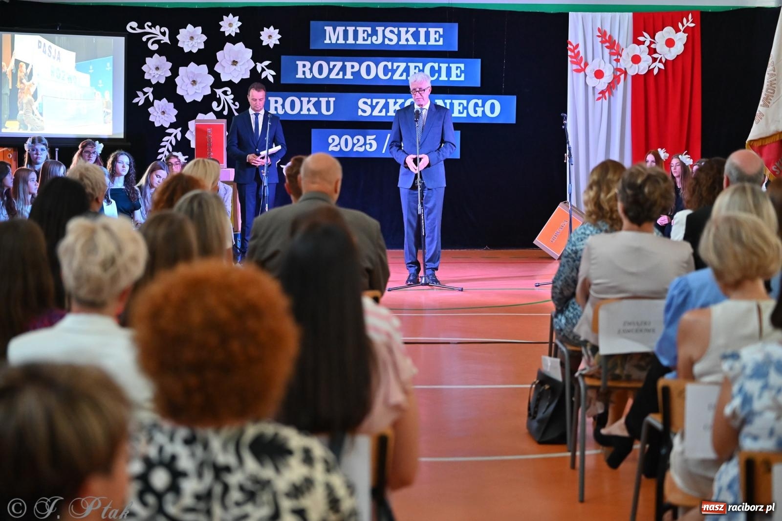 Zdjęcie w galerii na portalu naszraciborz.pl: Miejska inauguracja roku szkolnego w SP 13 – awanse i gratulacje dla nauczycieli wiadomości z regionu