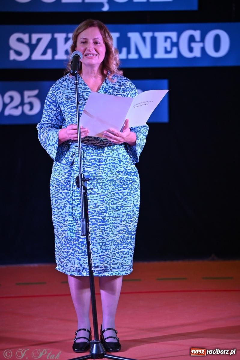 Zdjęcie w galerii na portalu naszraciborz.pl: Miejska inauguracja roku szkolnego w SP 13 – awanse i gratulacje dla nauczycieli wiadomości z regionu