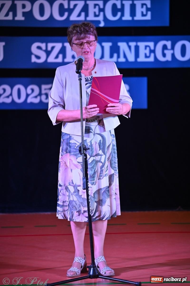 Zdjęcie w galerii na portalu naszraciborz.pl: Miejska inauguracja roku szkolnego w SP 13 – awanse i gratulacje dla nauczycieli wiadomości z regionu