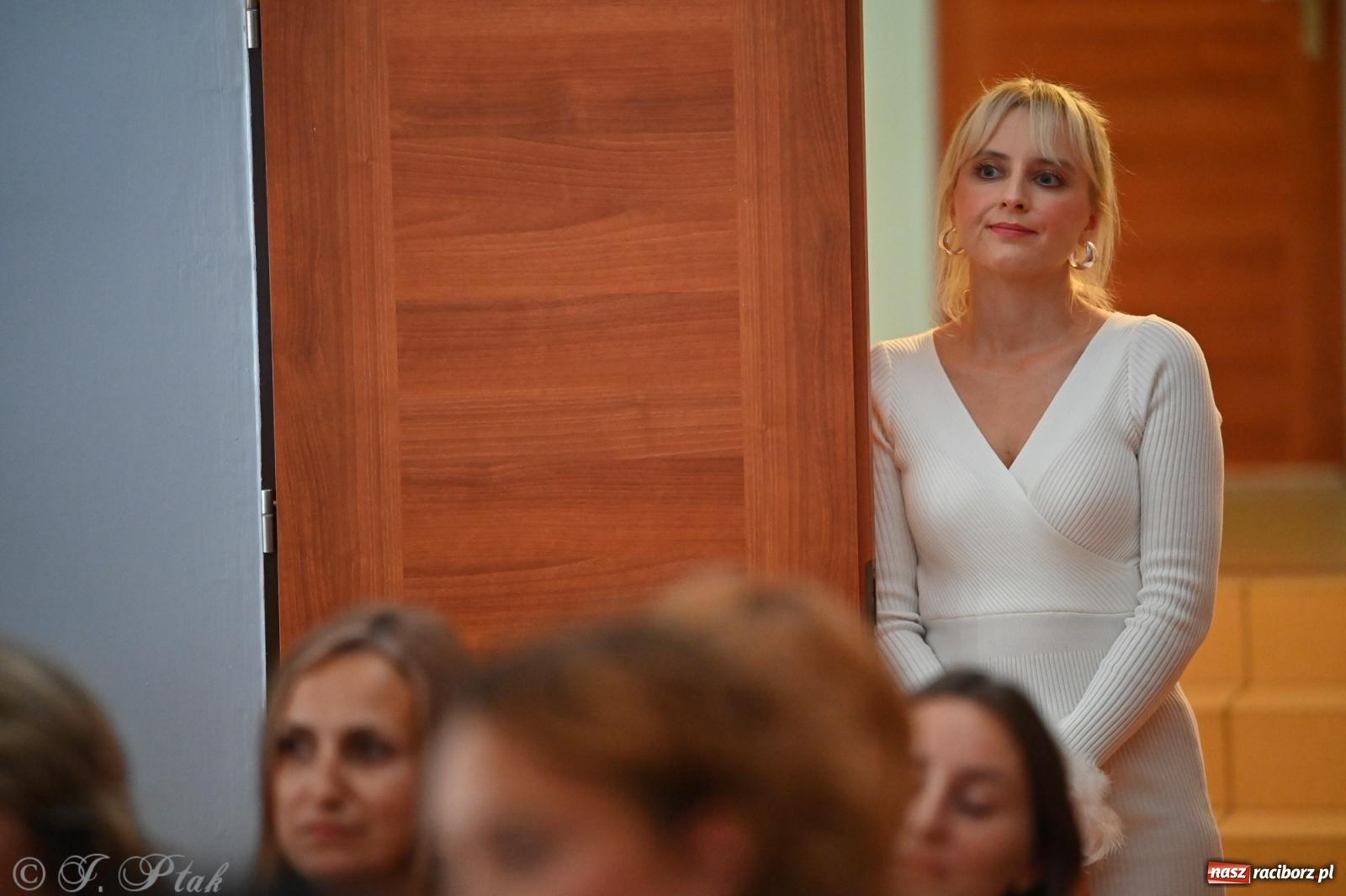 Zdjęcie w galerii na portalu naszraciborz.pl: Miejska inauguracja roku szkolnego w SP 13 – awanse i gratulacje dla nauczycieli wiadomości z regionu