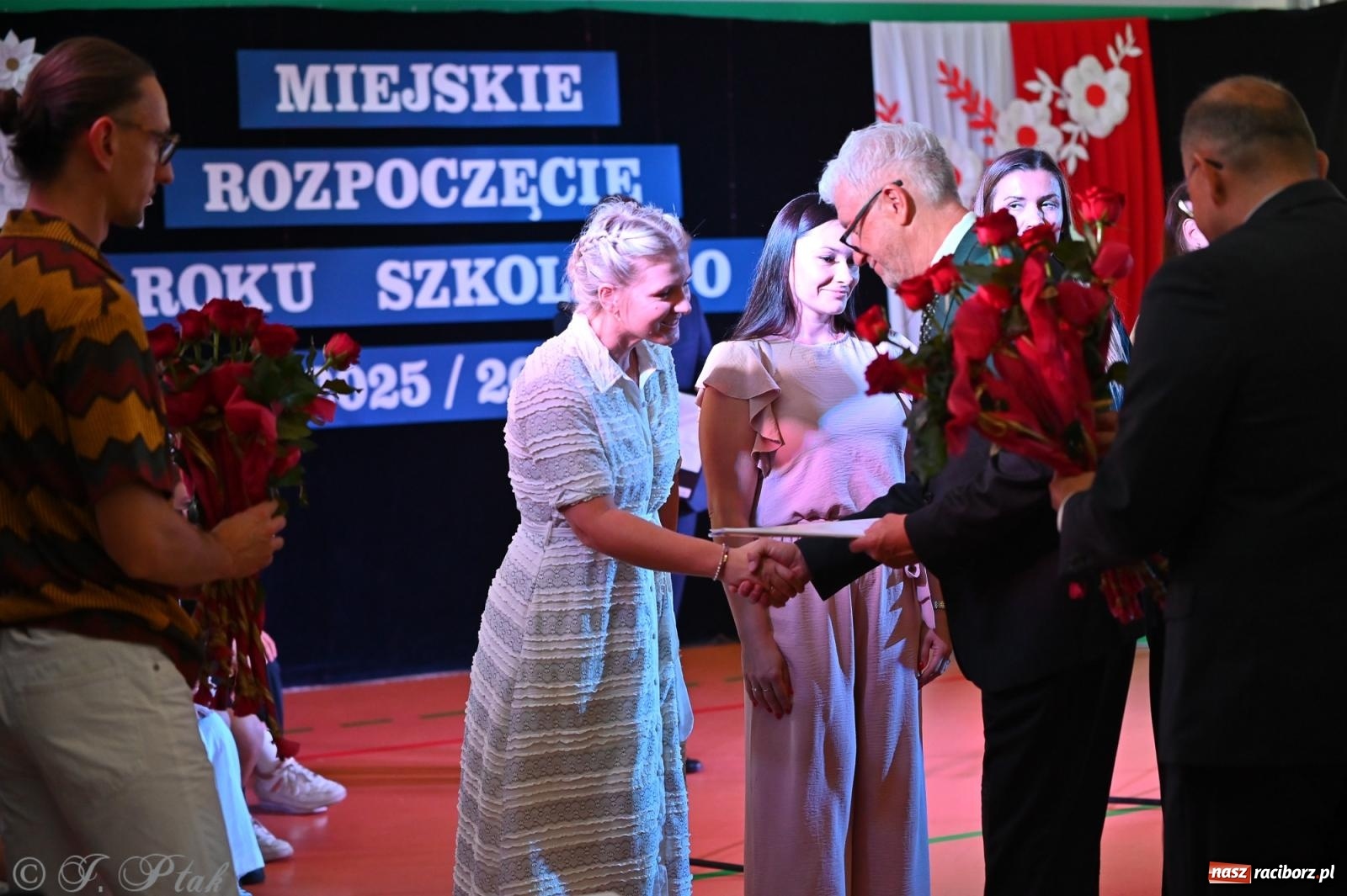 Zdjęcie w galerii na portalu naszraciborz.pl: Miejska inauguracja roku szkolnego w SP 13 – awanse i gratulacje dla nauczycieli wiadomości z regionu