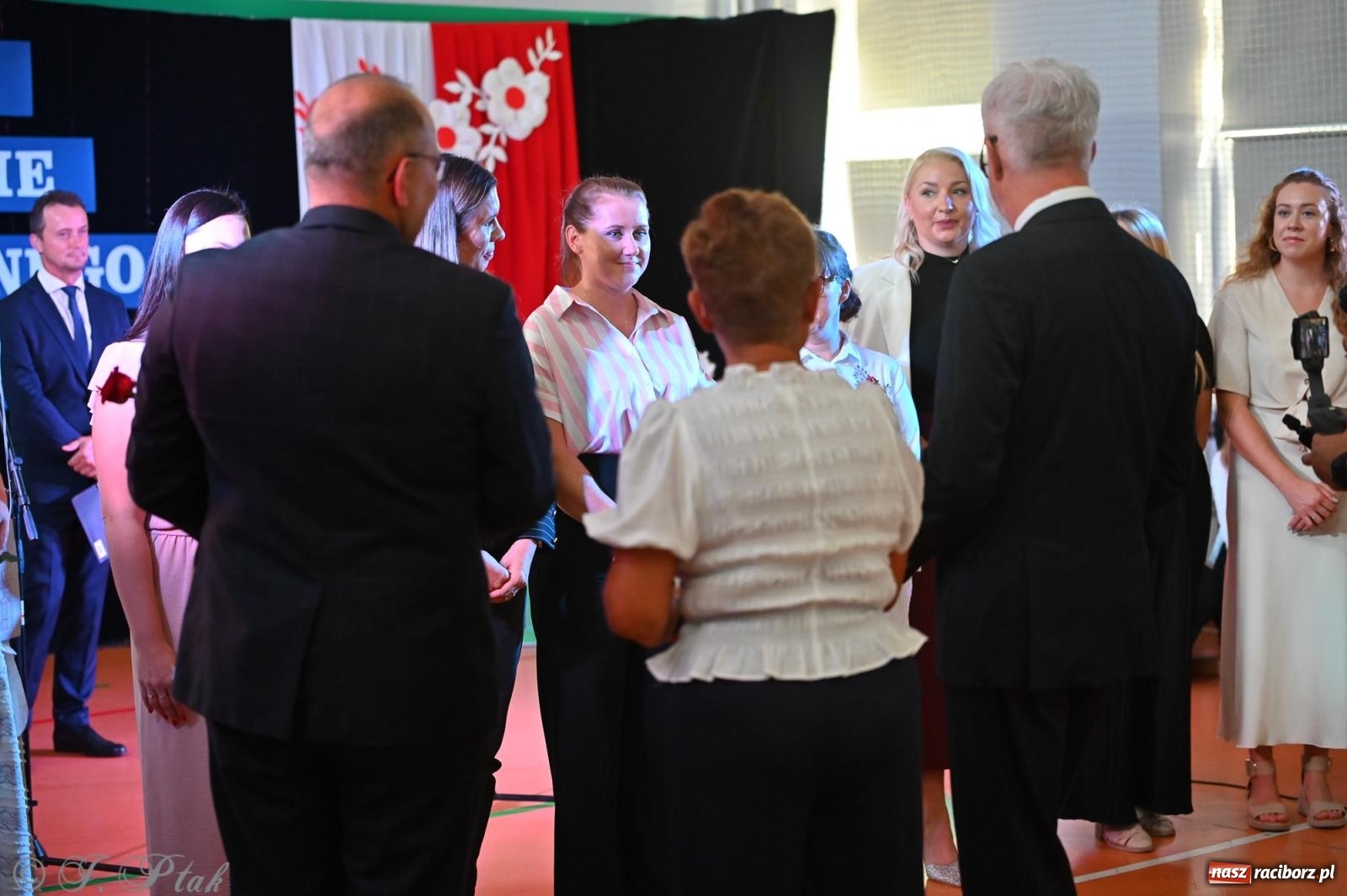 Zdjęcie w galerii na portalu naszraciborz.pl: Miejska inauguracja roku szkolnego w SP 13 – awanse i gratulacje dla nauczycieli wiadomości z regionu