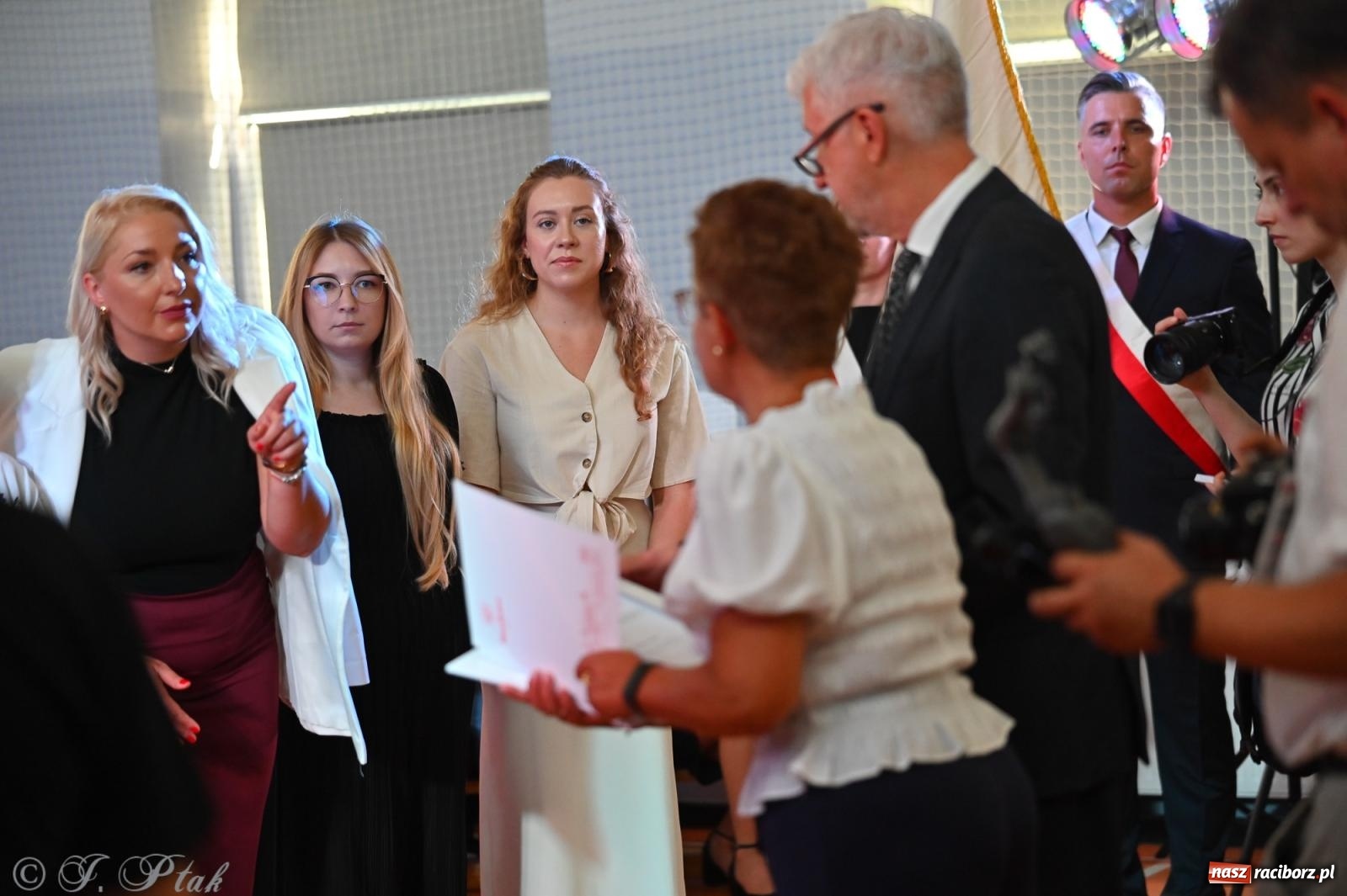 Zdjęcie w galerii na portalu naszraciborz.pl: Miejska inauguracja roku szkolnego w SP 13 – awanse i gratulacje dla nauczycieli wiadomości z regionu