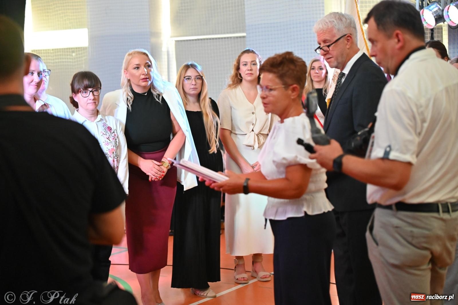 Zdjęcie w galerii na portalu naszraciborz.pl: Miejska inauguracja roku szkolnego w SP 13 – awanse i gratulacje dla nauczycieli wiadomości z regionu