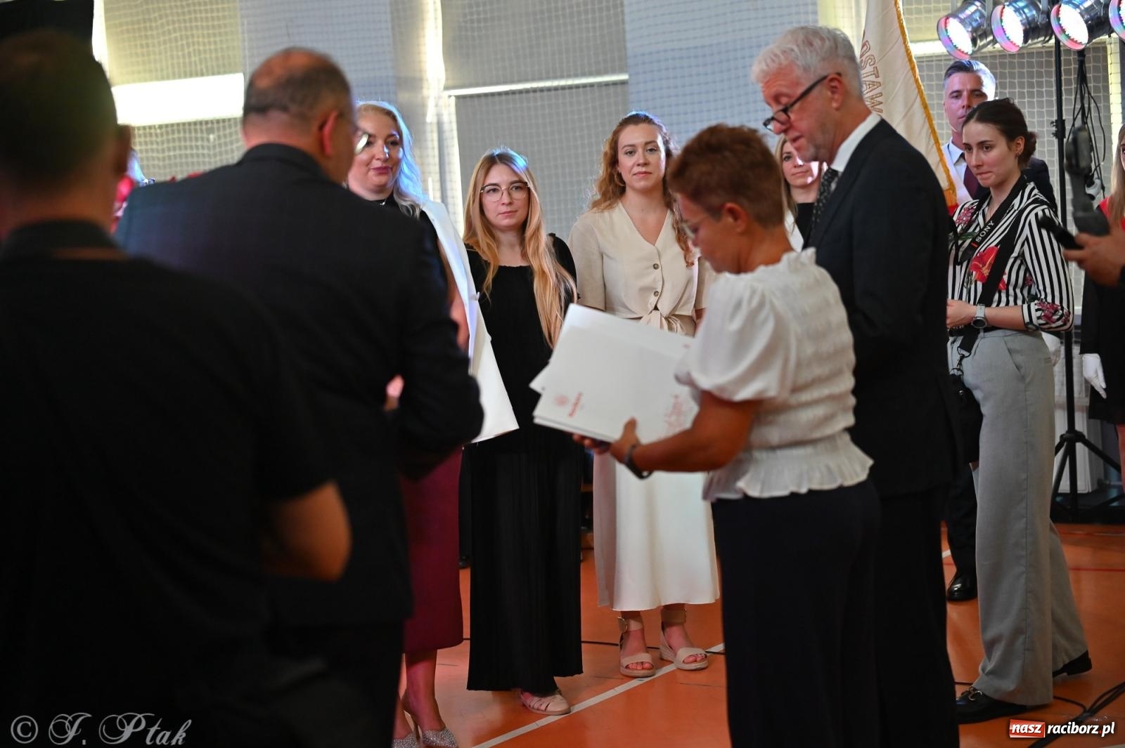 Zdjęcie w galerii na portalu naszraciborz.pl: Miejska inauguracja roku szkolnego w SP 13 – awanse i gratulacje dla nauczycieli wiadomości z regionu