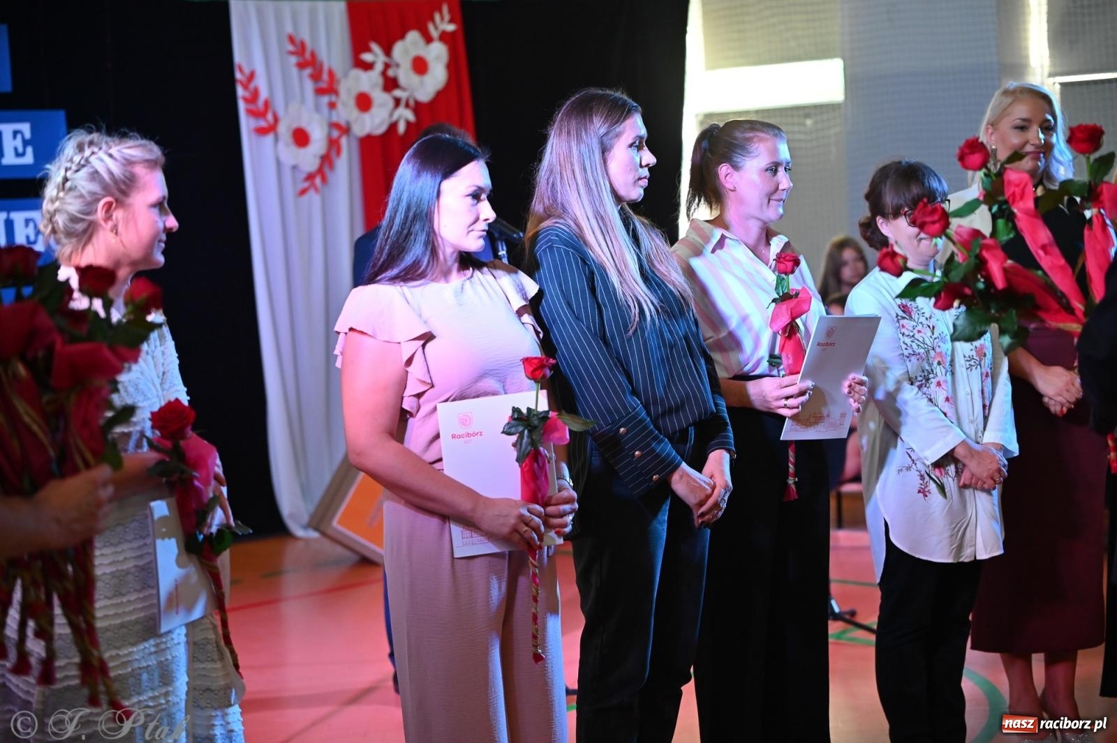 Zdjęcie w galerii na portalu naszraciborz.pl: Miejska inauguracja roku szkolnego w SP 13 – awanse i gratulacje dla nauczycieli wiadomości z regionu