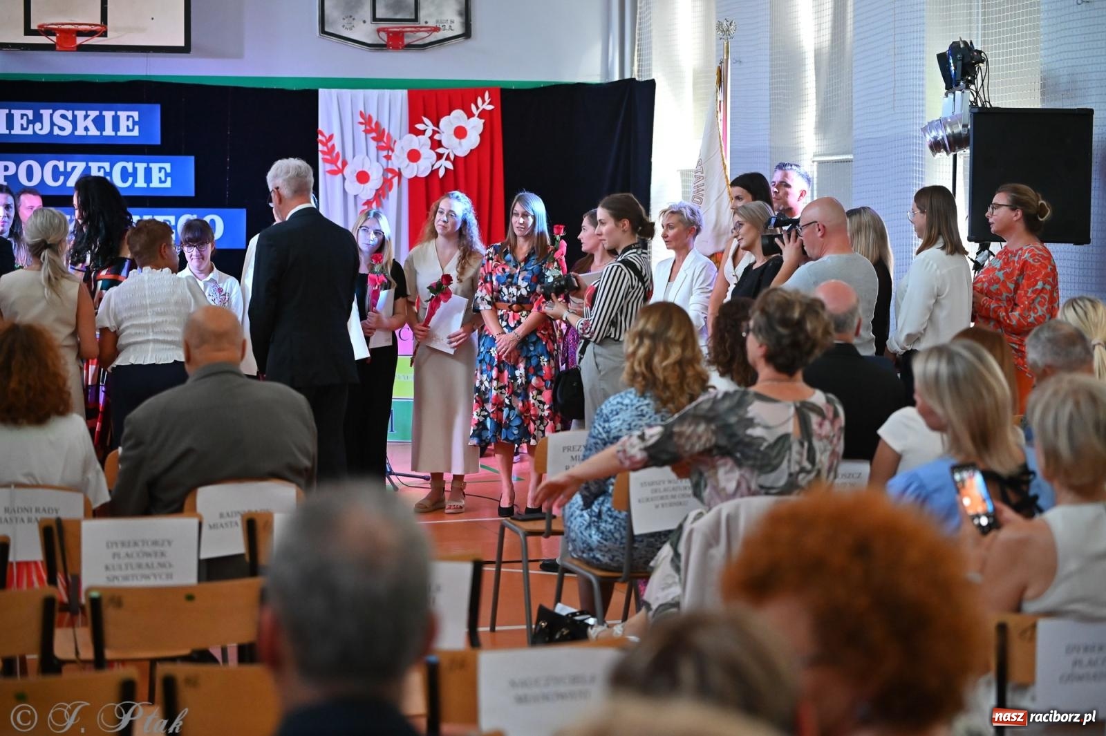 Zdjęcie w galerii na portalu naszraciborz.pl: Miejska inauguracja roku szkolnego w SP 13 – awanse i gratulacje dla nauczycieli wiadomości z regionu