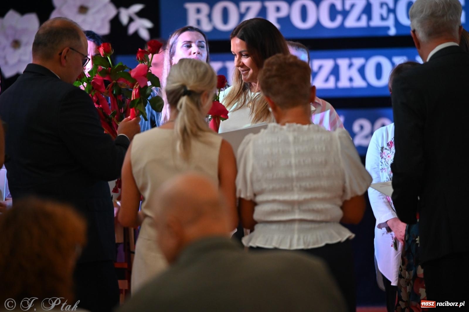 Zdjęcie w galerii na portalu naszraciborz.pl: Miejska inauguracja roku szkolnego w SP 13 – awanse i gratulacje dla nauczycieli wiadomości z regionu