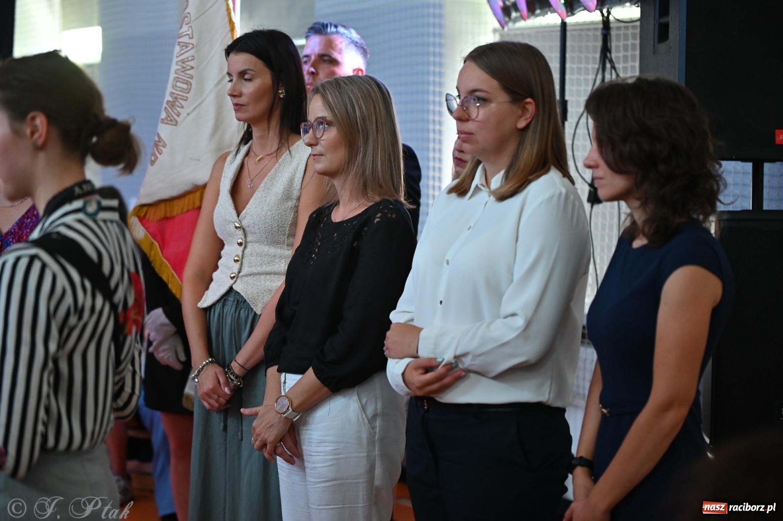 Zdjęcie w galerii na portalu naszraciborz.pl: Miejska inauguracja roku szkolnego w SP 13 – awanse i gratulacje dla nauczycieli wiadomości z regionu