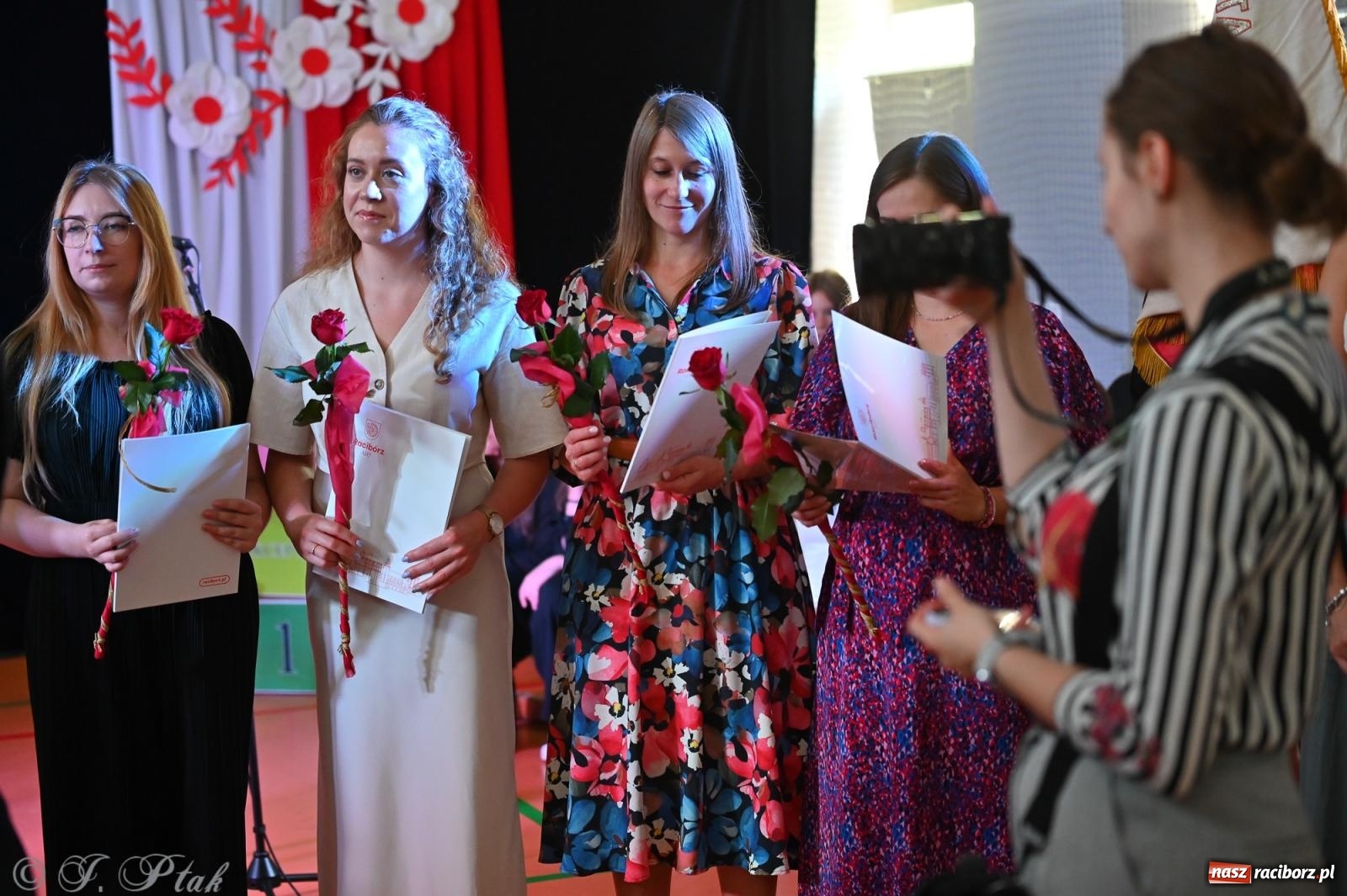 Zdjęcie w galerii na portalu naszraciborz.pl: Miejska inauguracja roku szkolnego w SP 13 – awanse i gratulacje dla nauczycieli wiadomości z regionu