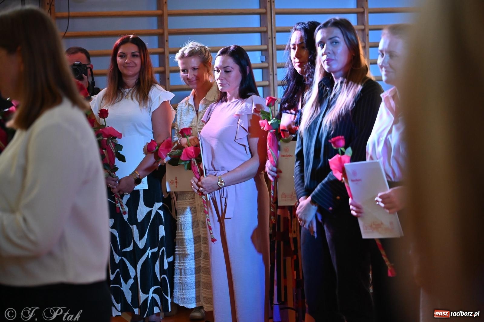 Zdjęcie w galerii na portalu naszraciborz.pl: Miejska inauguracja roku szkolnego w SP 13 – awanse i gratulacje dla nauczycieli wiadomości z regionu