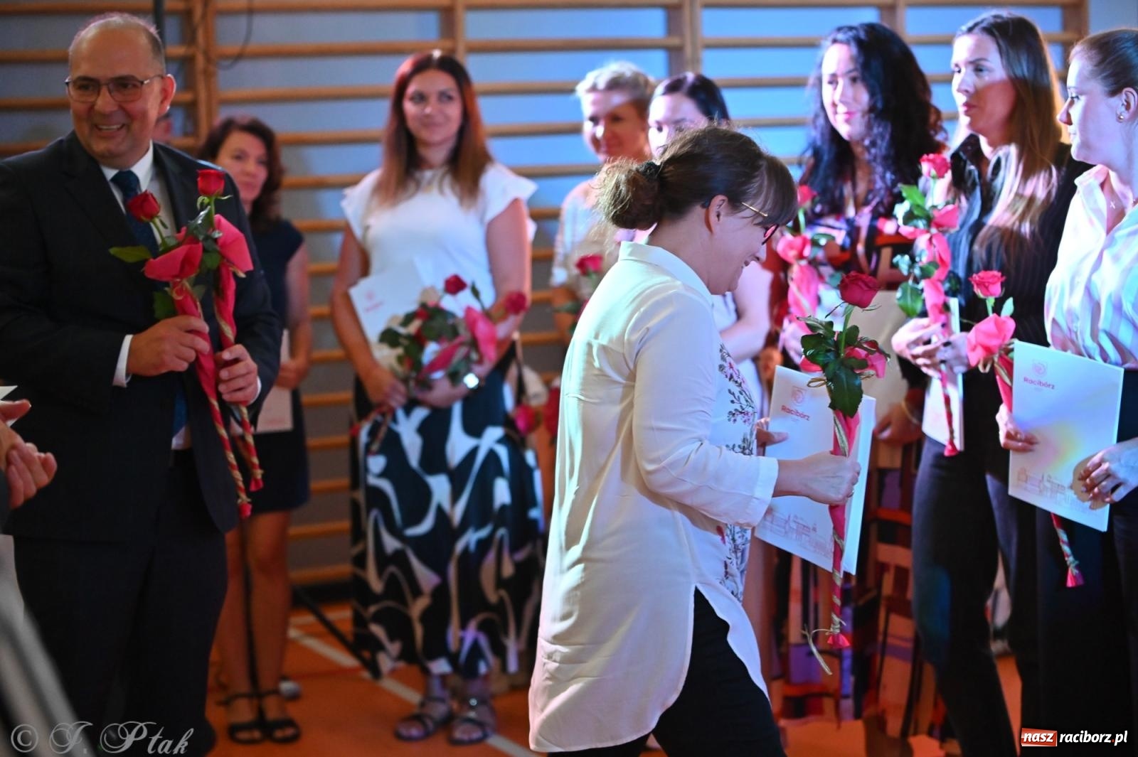 Zdjęcie w galerii na portalu naszraciborz.pl: Miejska inauguracja roku szkolnego w SP 13 – awanse i gratulacje dla nauczycieli wiadomości z regionu