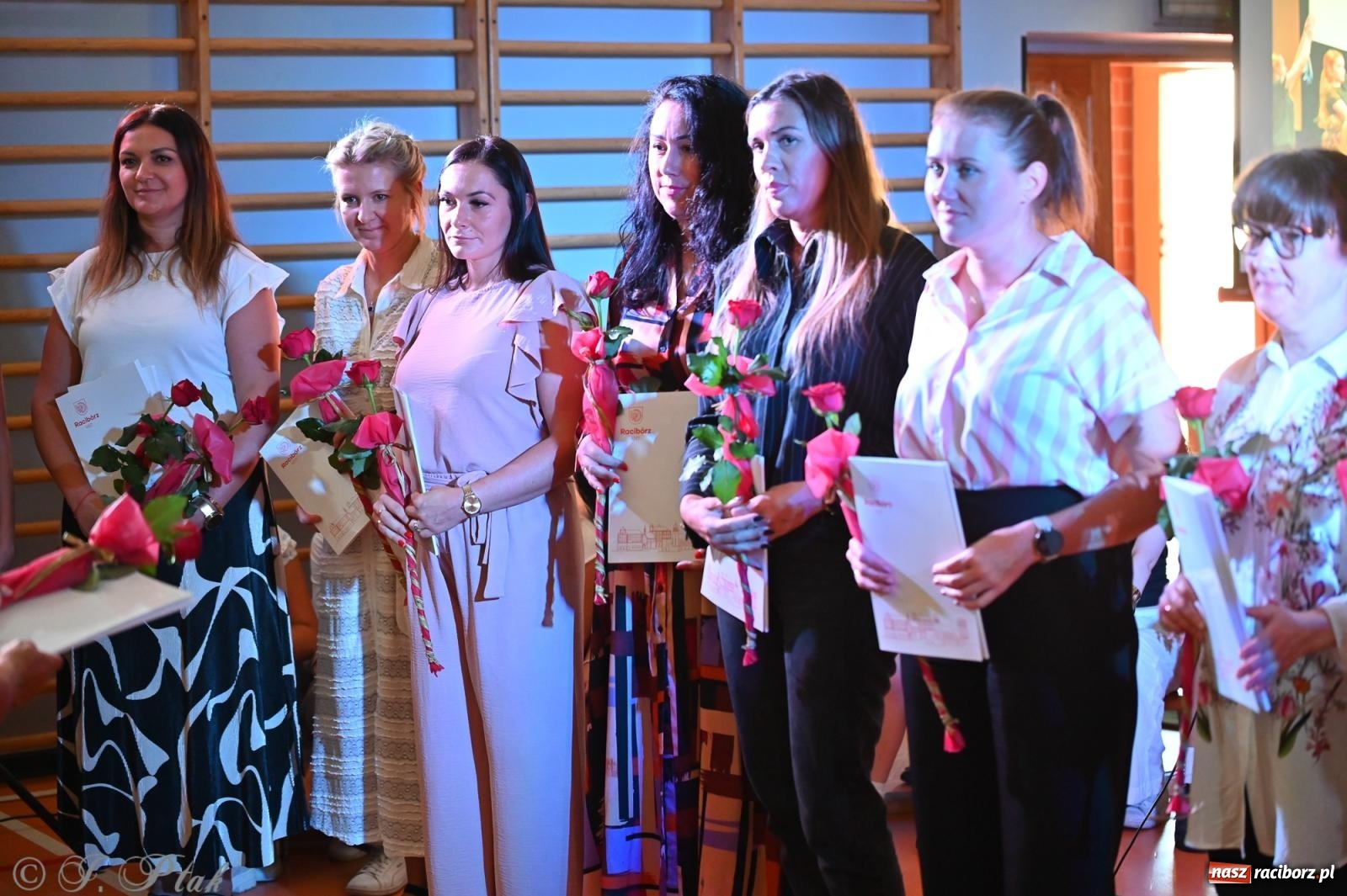 Zdjęcie w galerii na portalu naszraciborz.pl: Miejska inauguracja roku szkolnego w SP 13 – awanse i gratulacje dla nauczycieli wiadomości z regionu