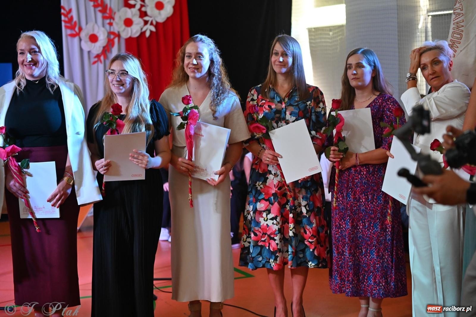 Zdjęcie w galerii na portalu naszraciborz.pl: Miejska inauguracja roku szkolnego w SP 13 – awanse i gratulacje dla nauczycieli wiadomości z regionu